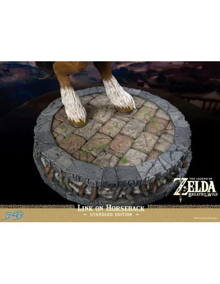 The Legend of Zelda Breath of the Wild Estatua Link on Horseback 56 cm