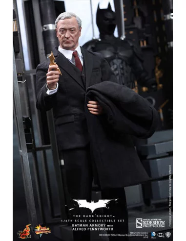 es::The Dark Knight: Batman Armory With Batman & Alfred Pennyworth. Figura Y Diorama 1/6 Hot Toys